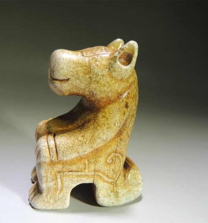 商周时期的圆雕玉熊,已经鸡骨白了