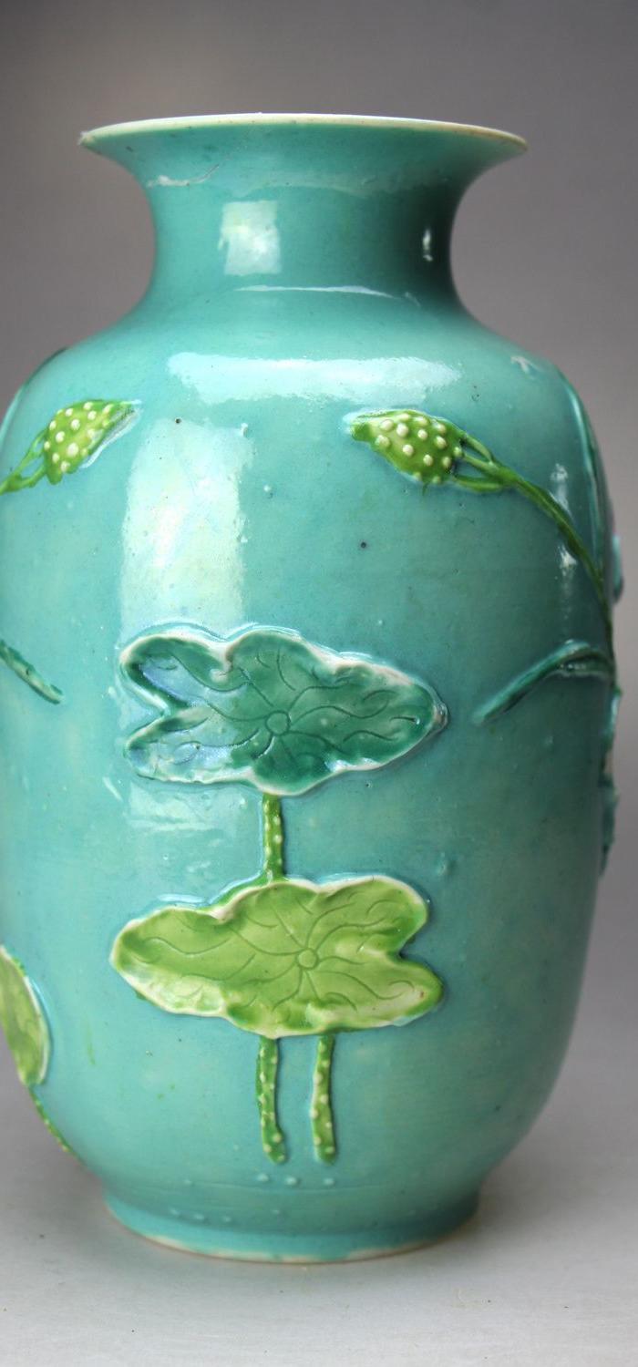 民国粉彩堆塑一鹭莲升纹灯笼瓶