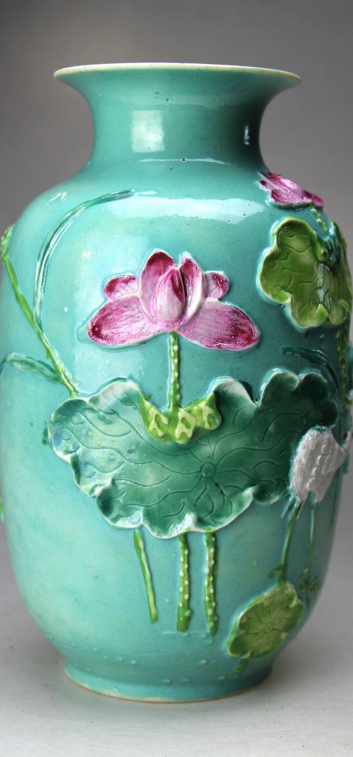 民国粉彩堆塑一鹭莲升纹灯笼瓶