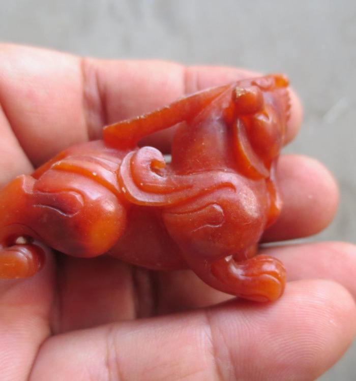 串乡收到老和田精细雕工的红玉兽