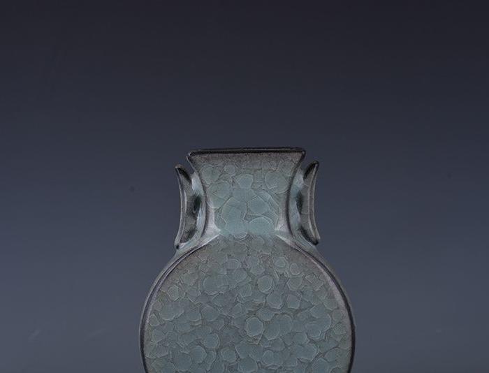 北宋官窑奉华款冰裂纹抱月瓶 23x12