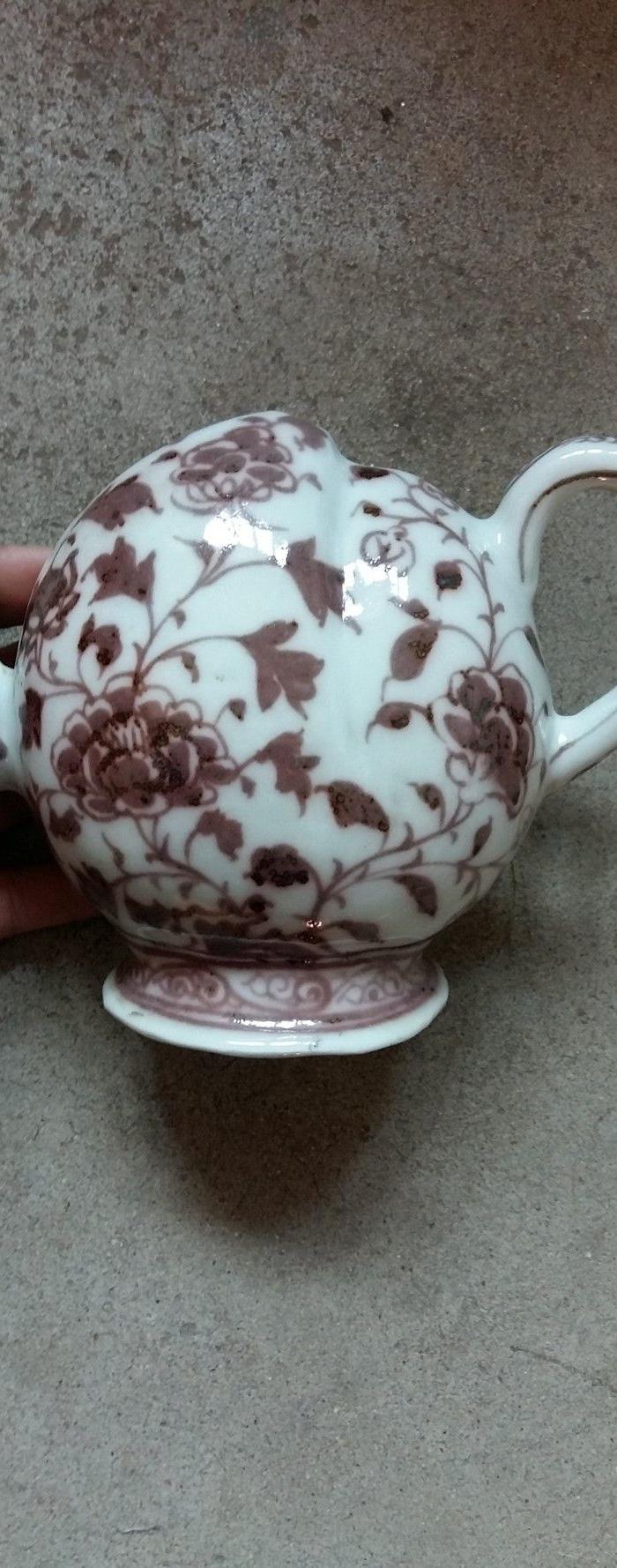 一件釉里红倒流壶