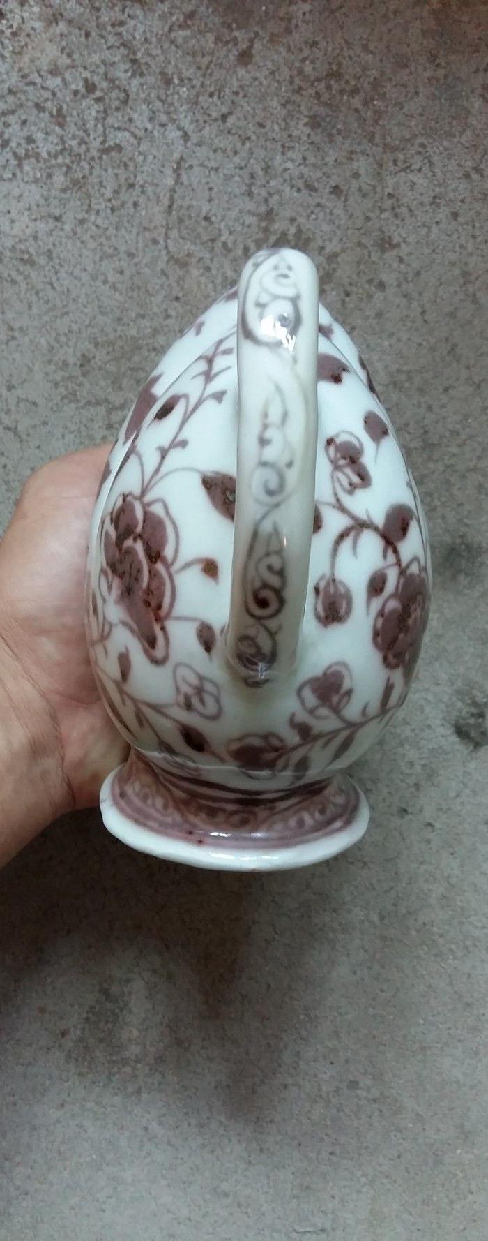 一件釉里红倒流壶