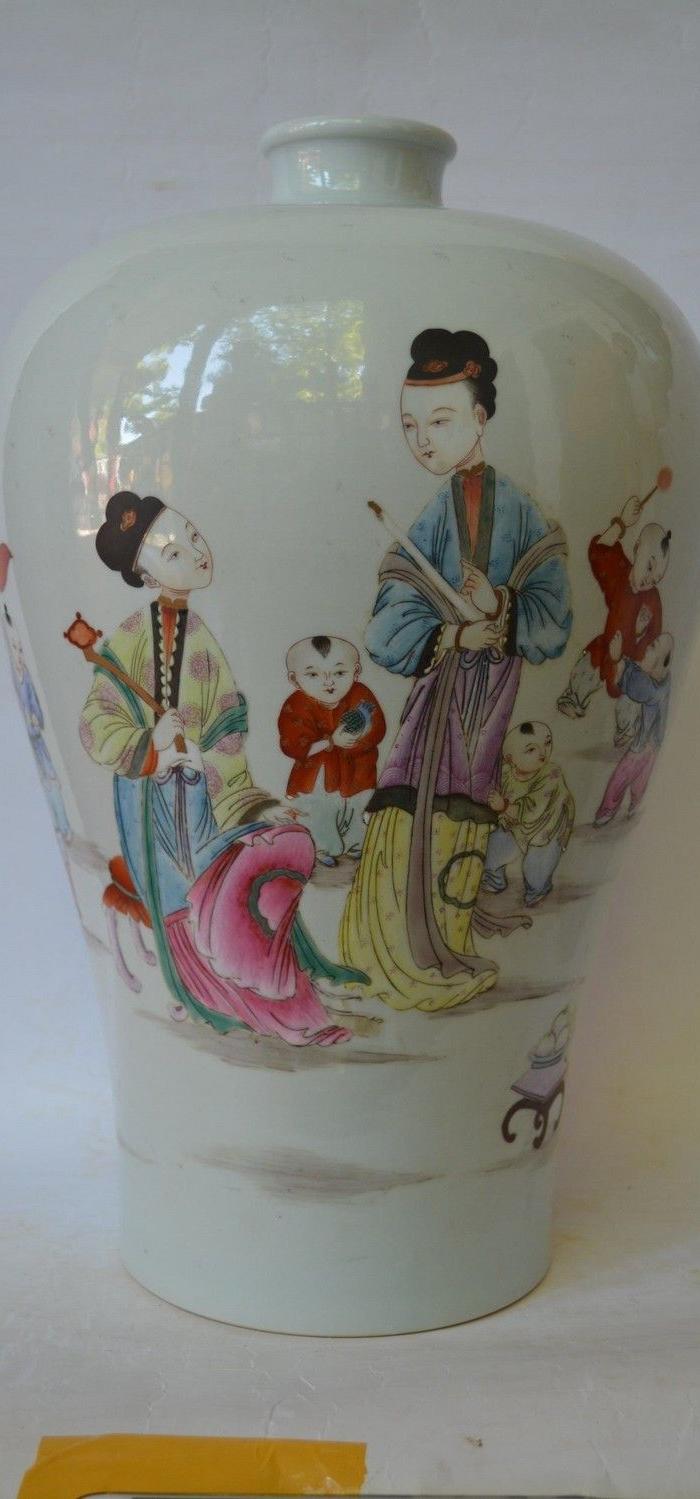 粉彩四妃十六子梅瓶