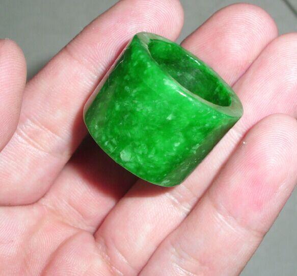 天然帝王绿满绿翡翠a货扳指一枚