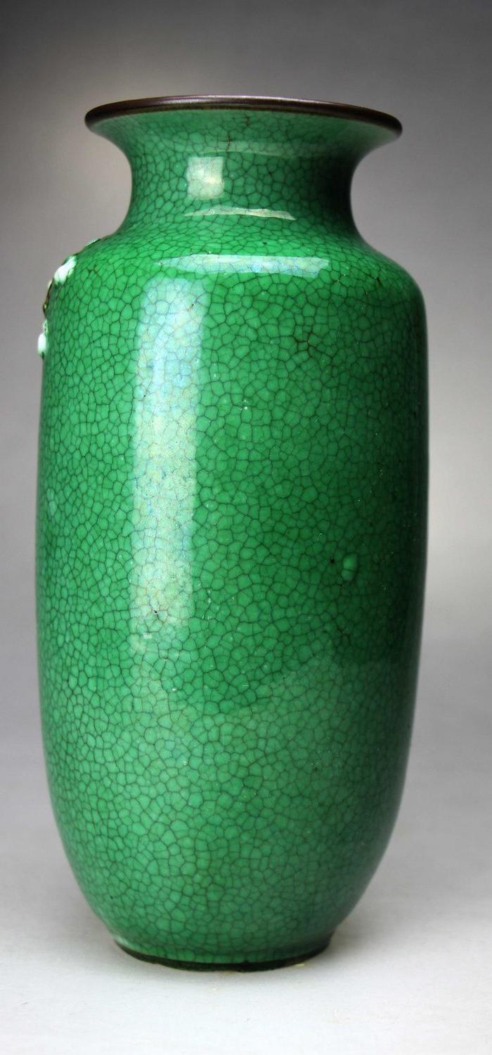 晚清绿哥釉堆塑梅花纹灯笼瓶