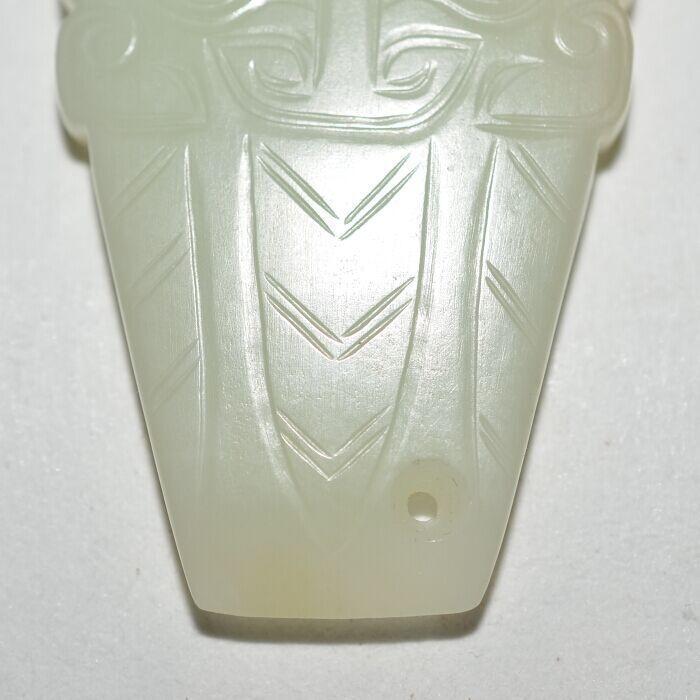  描述:西周  和田玉 人面纹玉佩