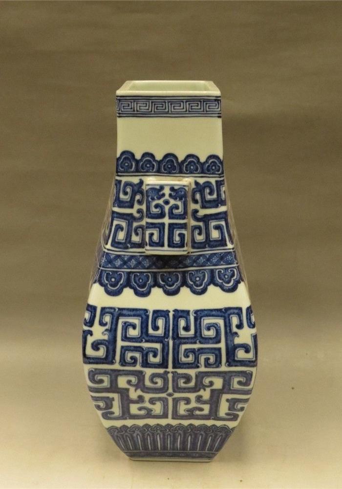 青花回字纹双耳方尊