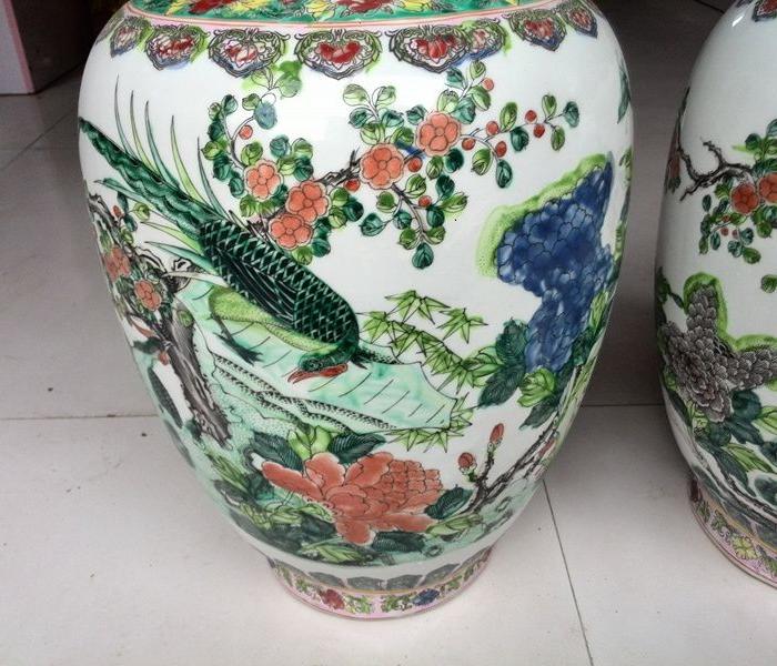 清代乾隆五彩花鸟瓷瓶一对