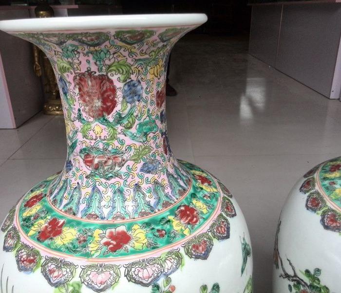 清代乾隆五彩花鸟瓷瓶一对