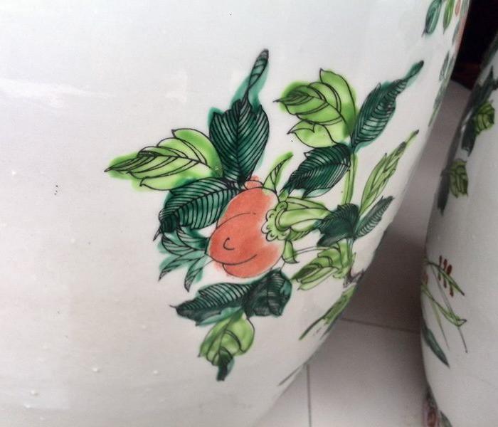 清代乾隆五彩花鸟瓷瓶一对