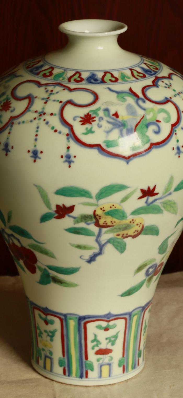 明成化官窑斗彩 吉祥花卉纹 梅瓶