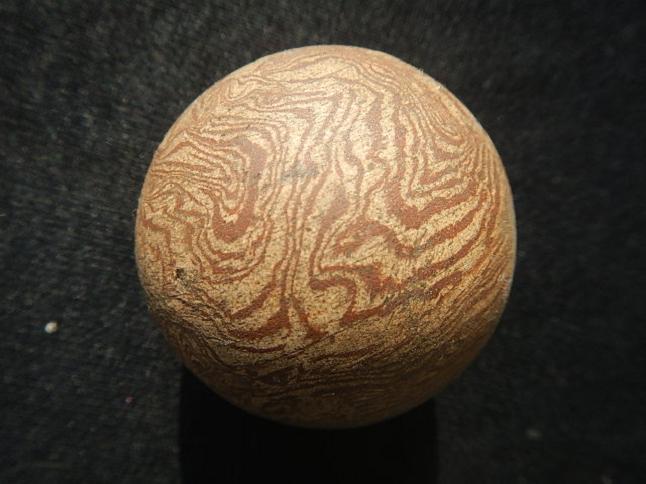 一对北宋绞胎瓷捶丸