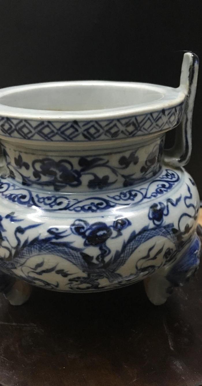 青花龙纹三足炉