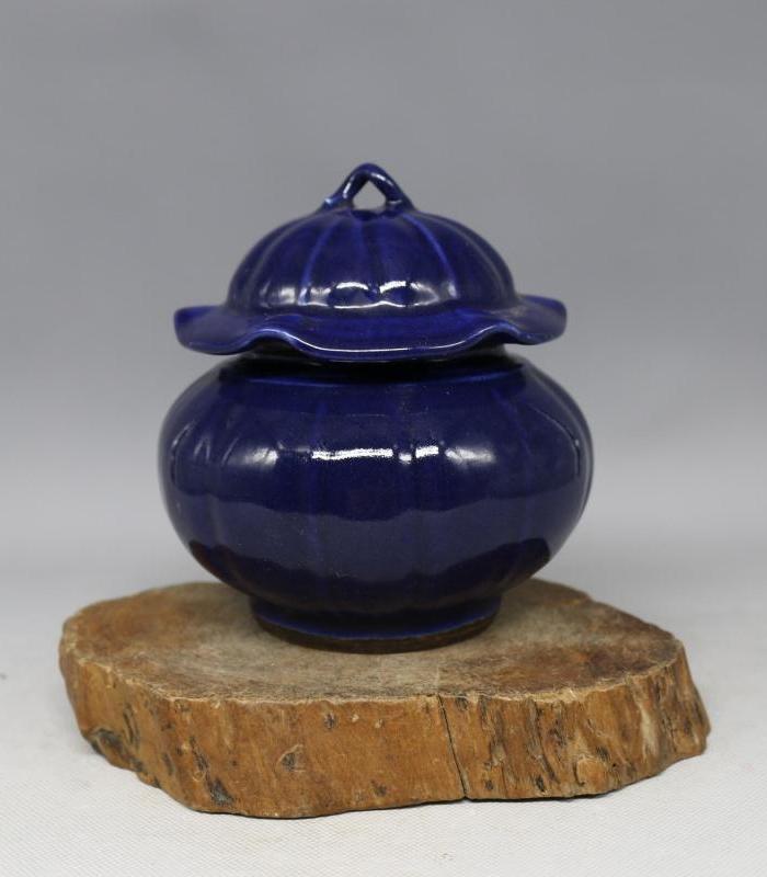 清 霁蓝釉荷叶盖罐