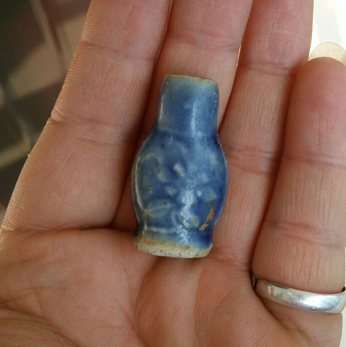 蓝釉花卉纹小瓷药瓶