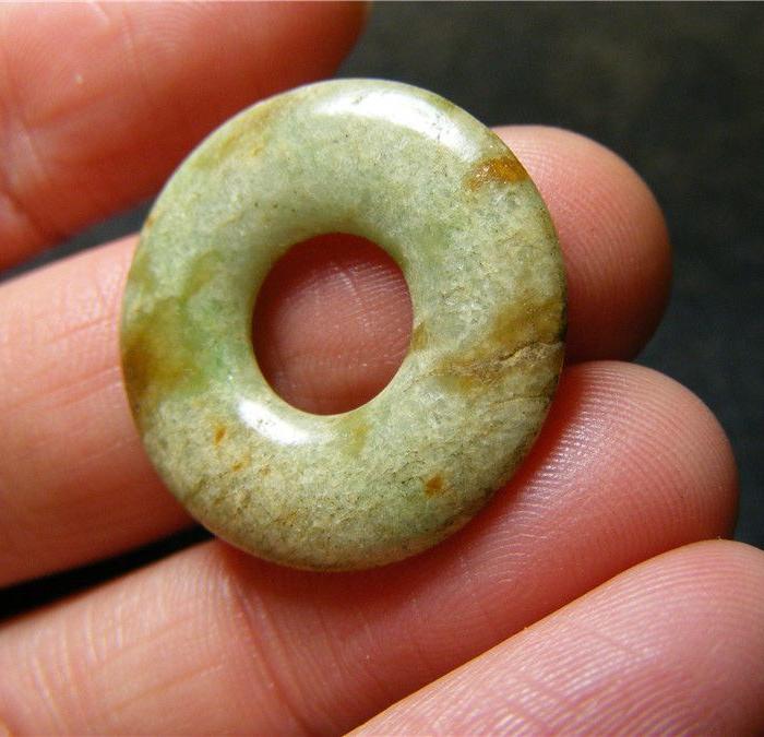 清代老坑淡色带沁翡翠厚实大圆平安扣(味道好)