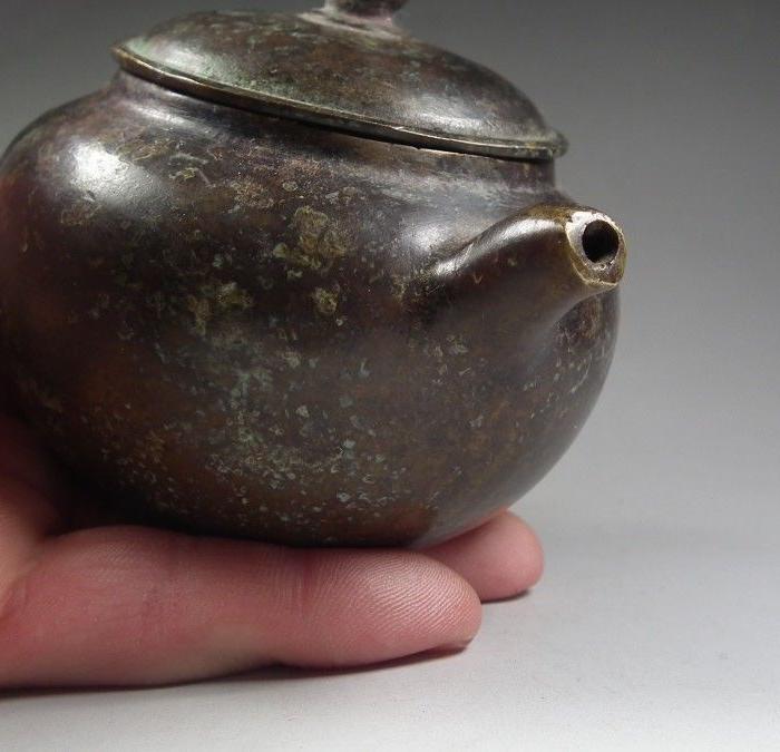 明代老黄铜宣字款带沁小茶壶