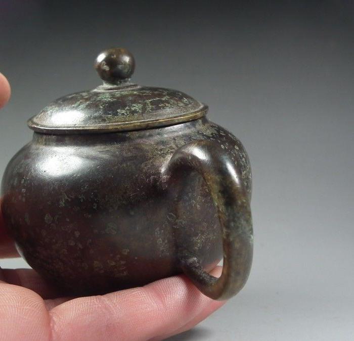 明代老黄铜宣字款带沁小茶壶