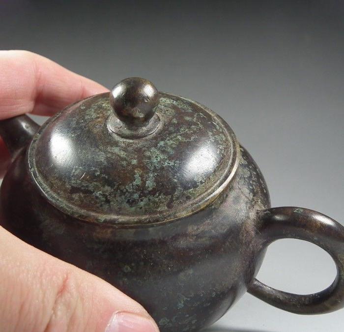 明代老黄铜宣字款带沁小茶壶
