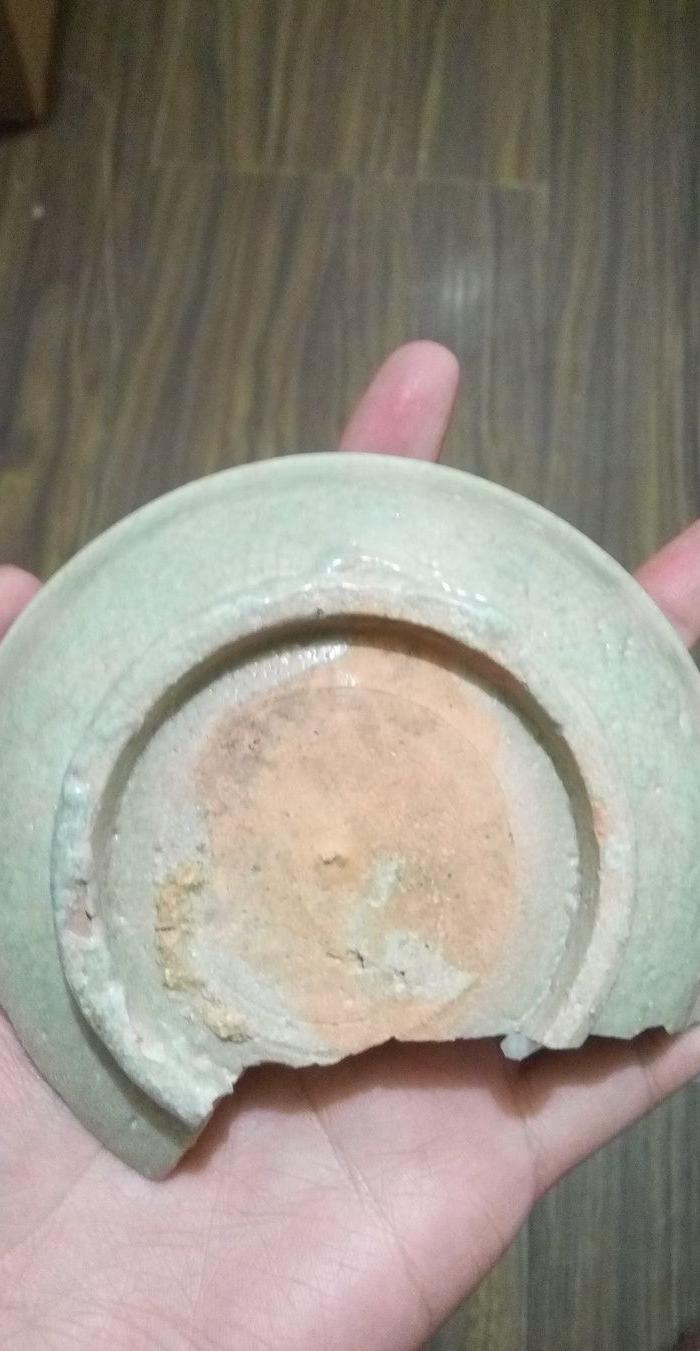 元代龙泉窑青釉露胎印花绘纹盘标本,火石红特征明显