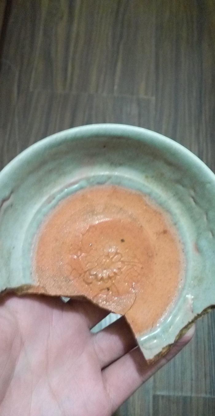 元代龙泉窑青釉露胎印花绘纹盘标本,火石红特征明显