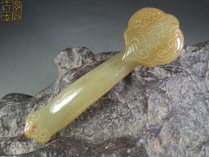 明代和田青白玉带沁小如意