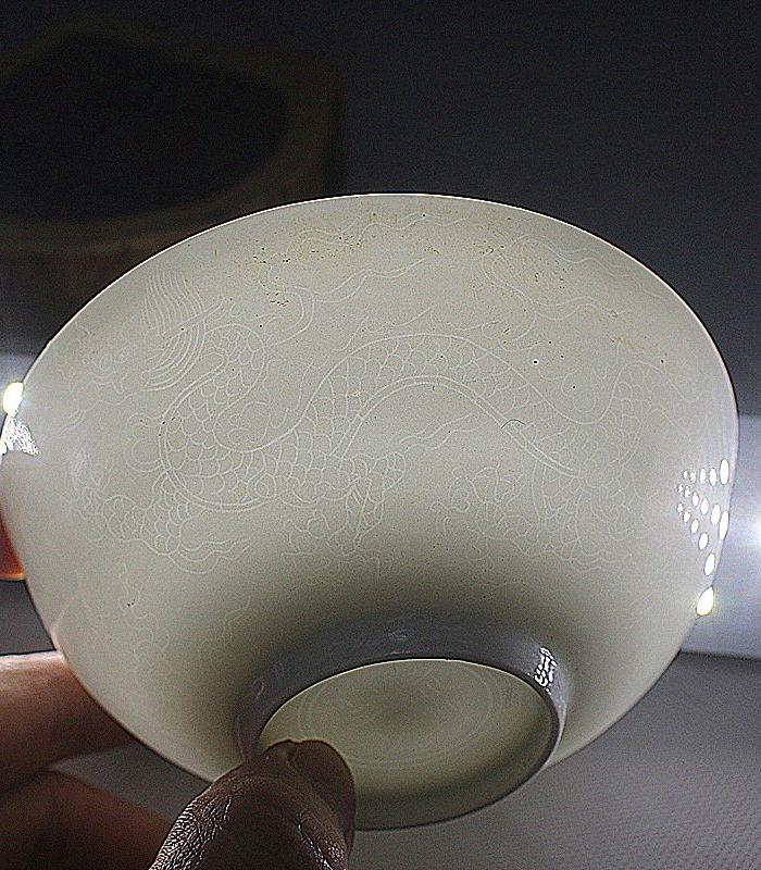 大明永乐甜白釉暗刻龙纹薄胎碗