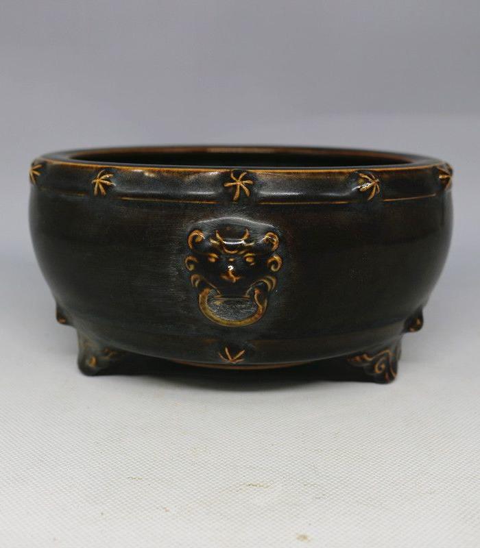 宋龙泉窑乌金釉狮耳鼓钉三足香炉