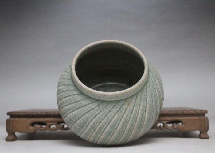 宋 越窑青瓷刮经支钉罐