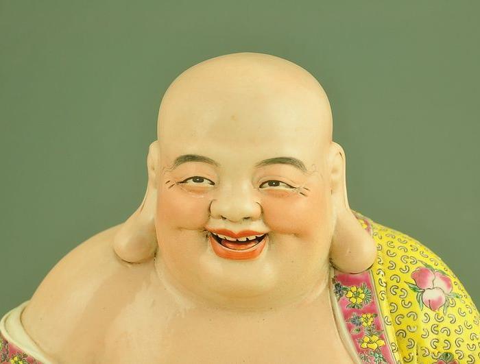 民国曾龙升造黄地粉彩罗汉塑像