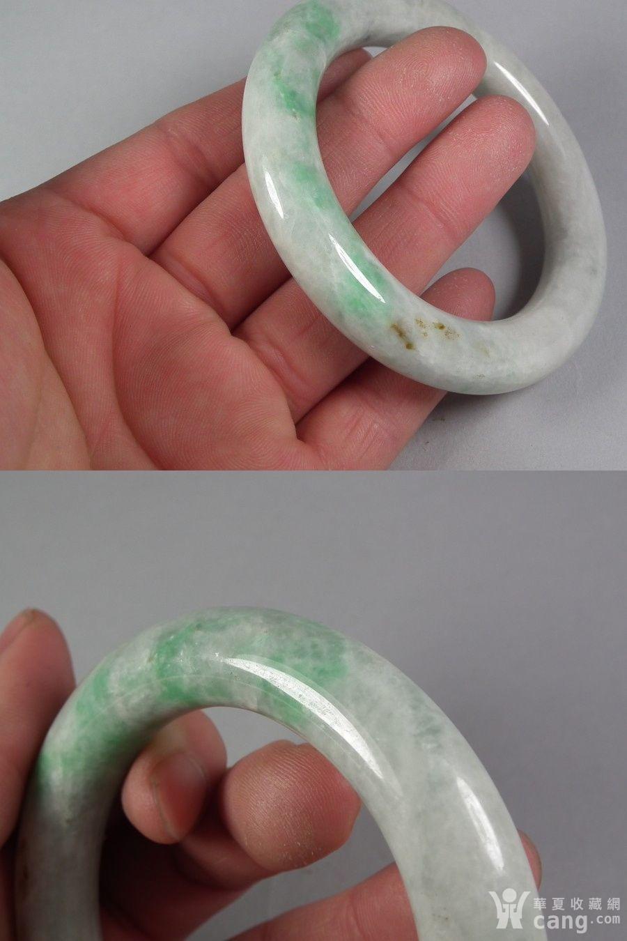 清代白瓷种阳绿翡翠粗条大圆手镯