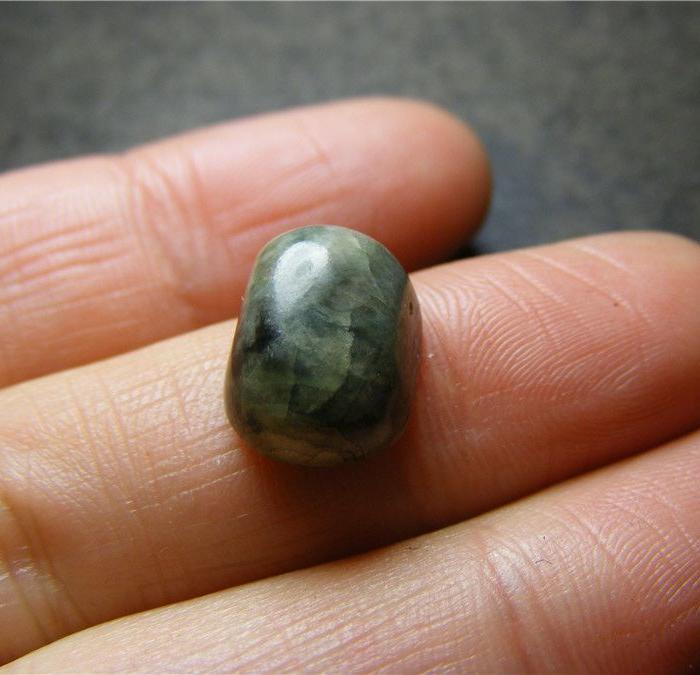 沁色重 清代.老坑翡翠满灰黑沁随型大镶嵌帽正(大开门)