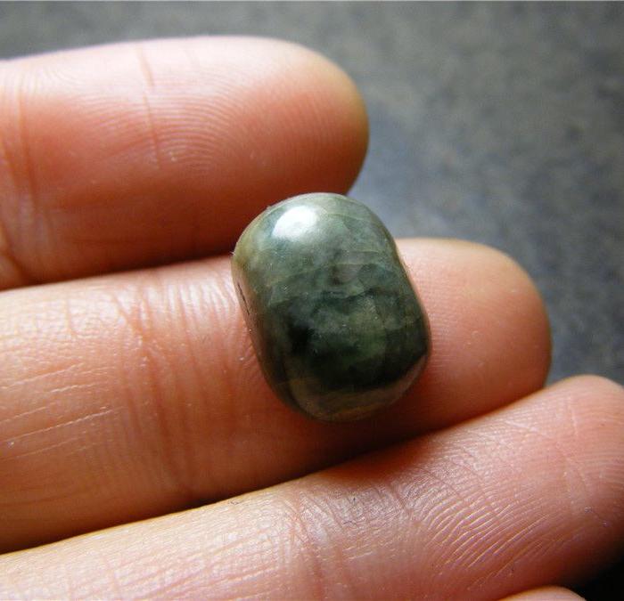 沁色重 清代.老坑翡翠满灰黑沁随型大镶嵌帽正(大开门)