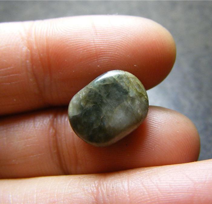 沁色重 清代.老坑翡翠满灰黑沁随型大镶嵌帽正(大开门)