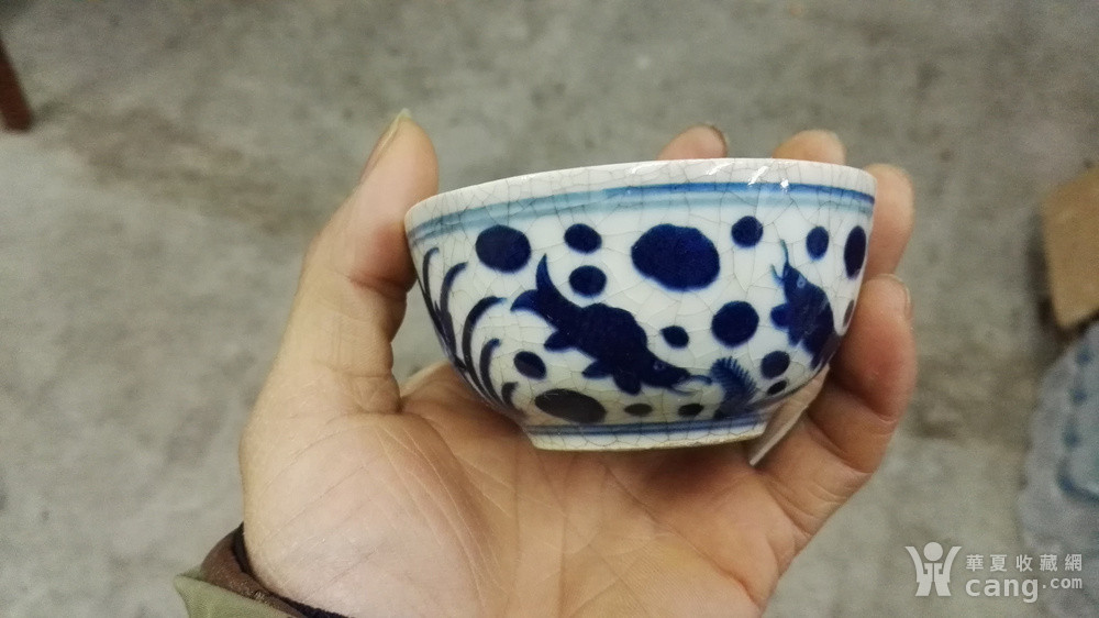 明代嘉靖款鱼草纹青花小酒杯.