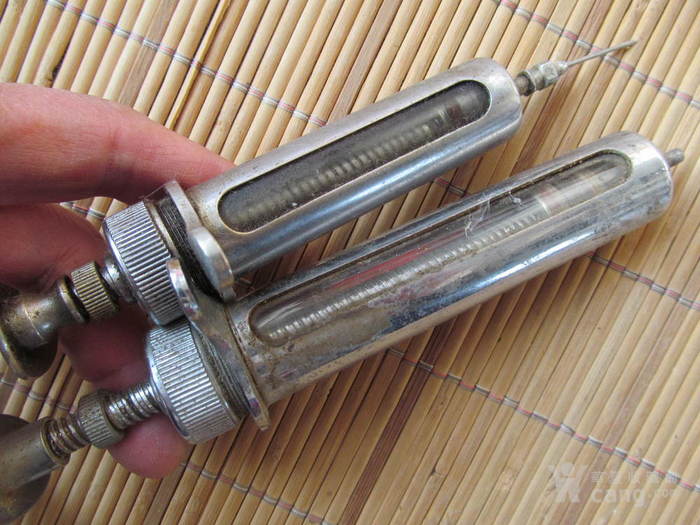 两个铜质注射器