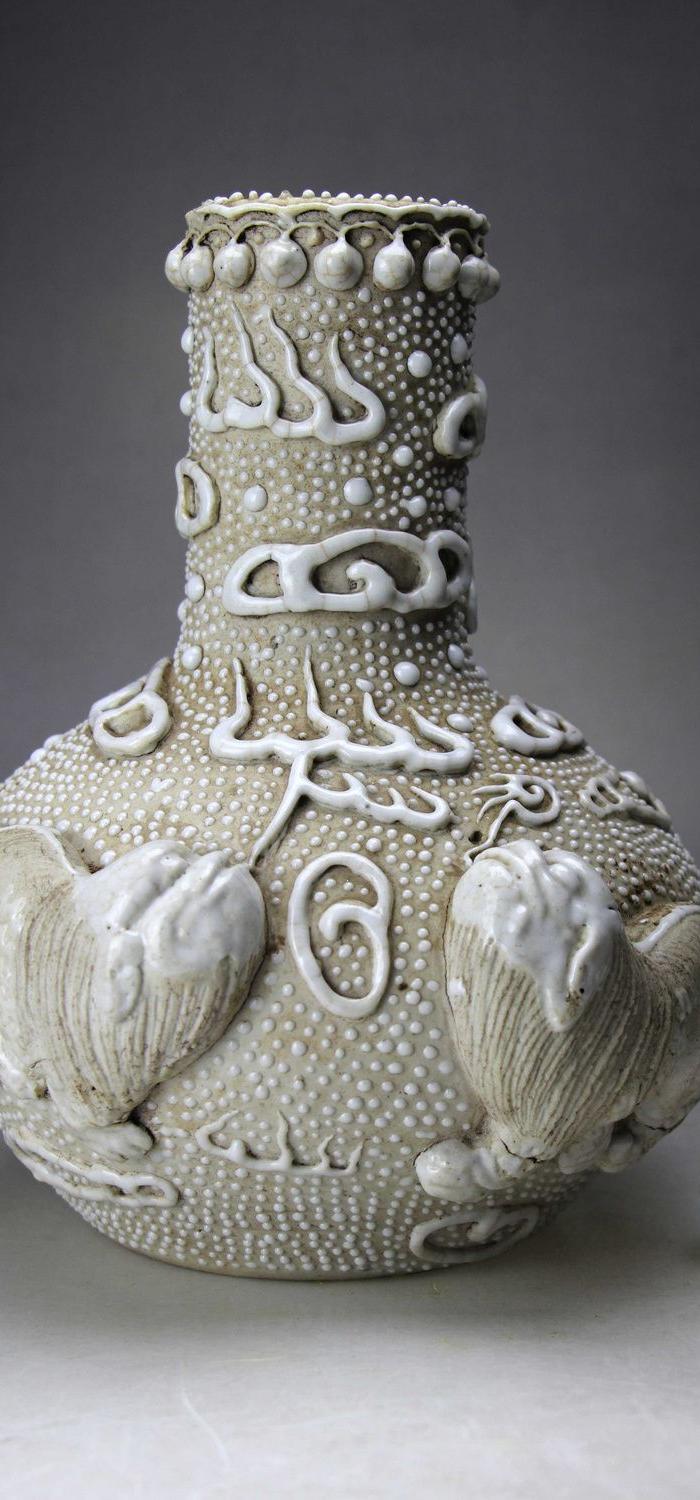 民国珍珠地堆塑瑞兽纹赏瓶