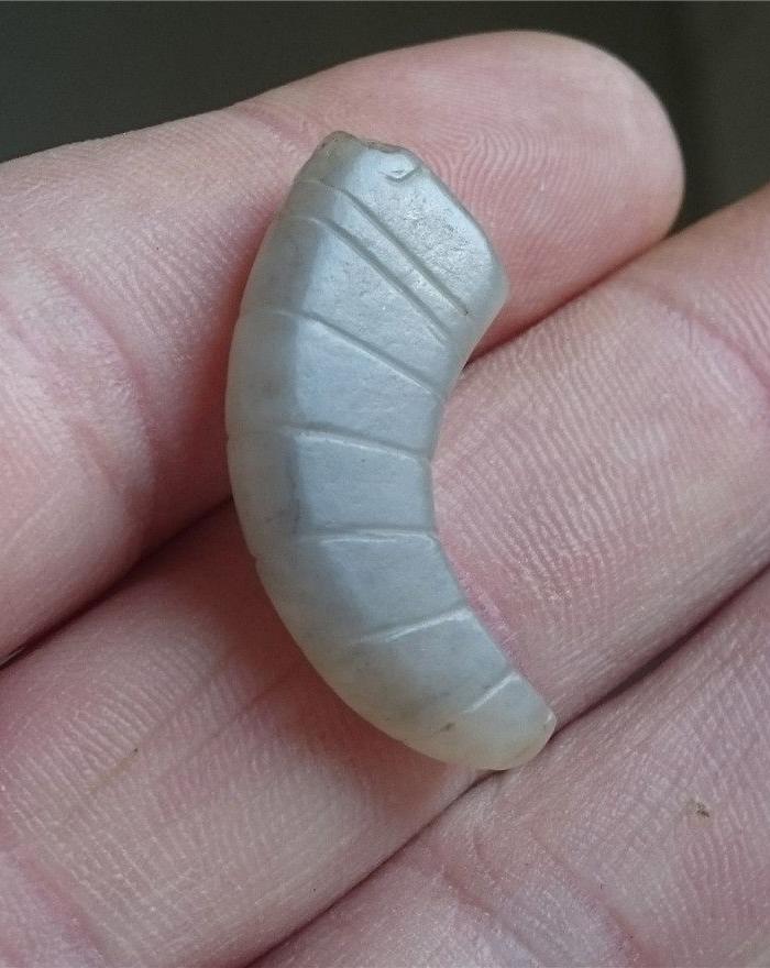 西周和田玉小蚕蛹