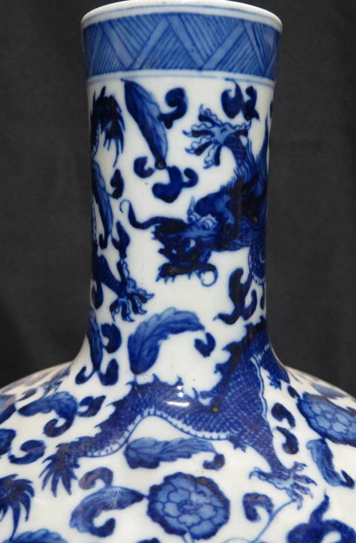 青花九龙天球瓶