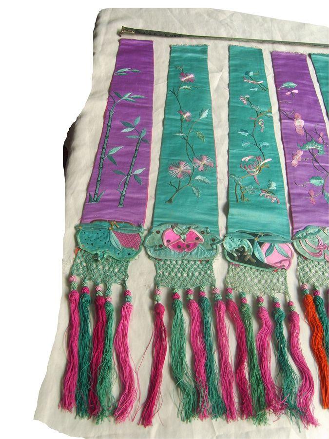 清代精美丝绢衣服绣品:长条绣花卉带穗子