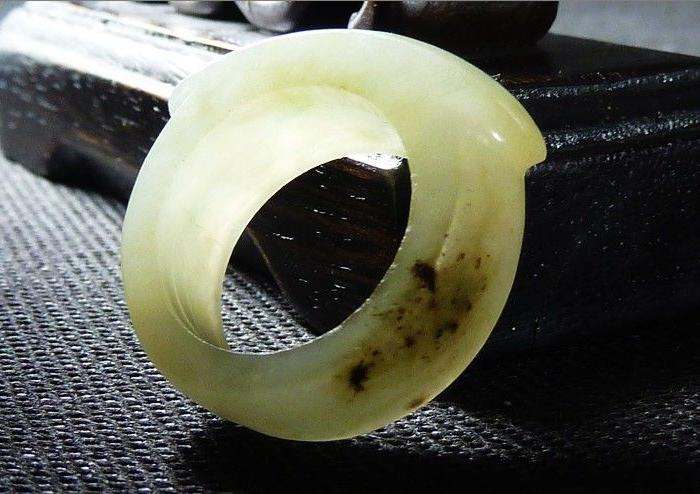 清代冰种飘绿花带沁老坑翡翠大马鞍戒指