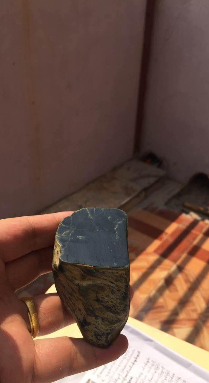 描述:dy 大马坎场口,老场水石,冰种墨翠,镜子一样,绿味十足