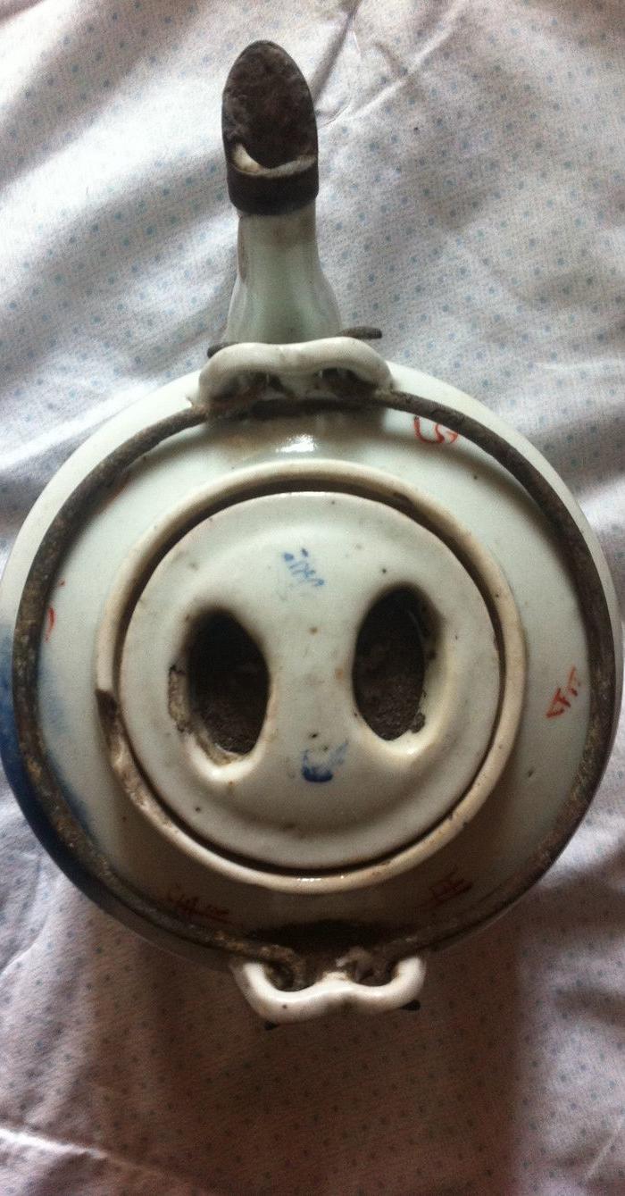 年代:民国 艺术类别:粉彩 表现形式:茶壶茶杯 品相:有瑕疵 内容:瑞兽