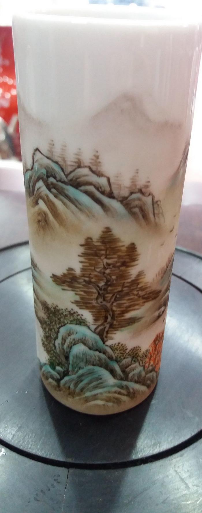 手绘釉上彩笔筒《山水》