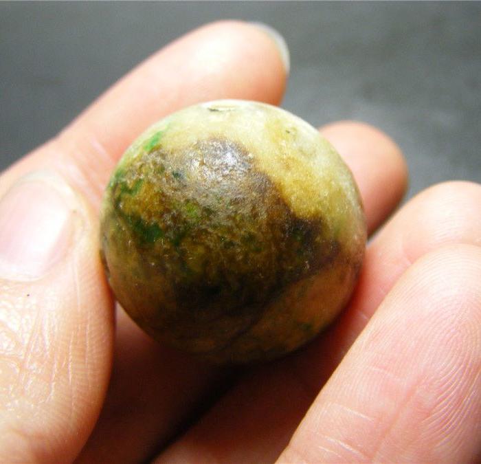 清代老坑糯米种飘阳绿带沁翡翠三通大圆朝珠(味道一流)