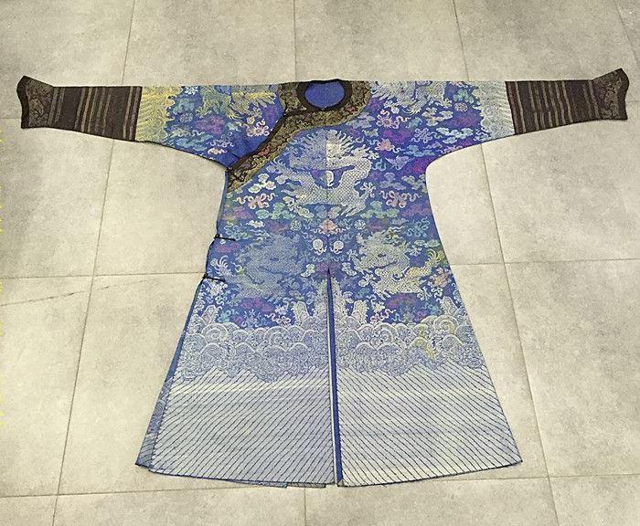 清代 五彩织锦蟒袍