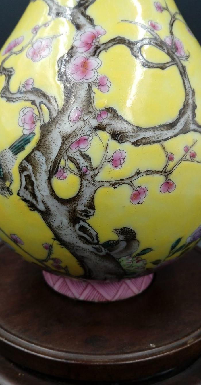嘉庆黄地粉彩喜鹊登梅胆式瓶!
