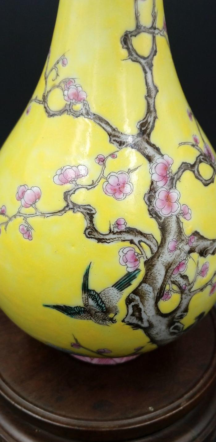 嘉庆黄地粉彩喜鹊登梅胆式瓶!