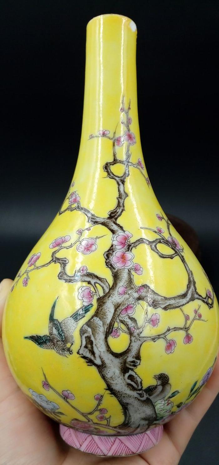 嘉庆黄地粉彩喜鹊登梅胆式瓶!